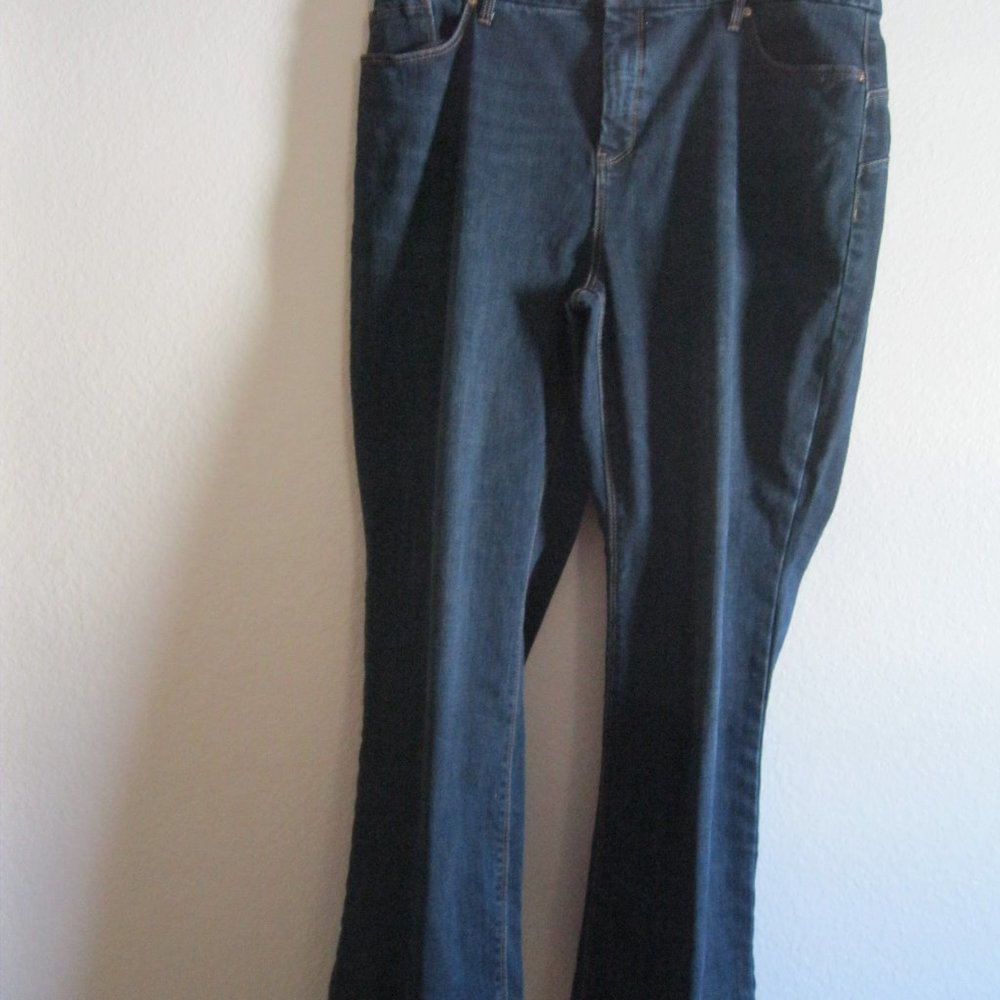 Chico's Jeans.  Straight Leg.  NOTE ... Size 2.5 P = US 14 Petite.